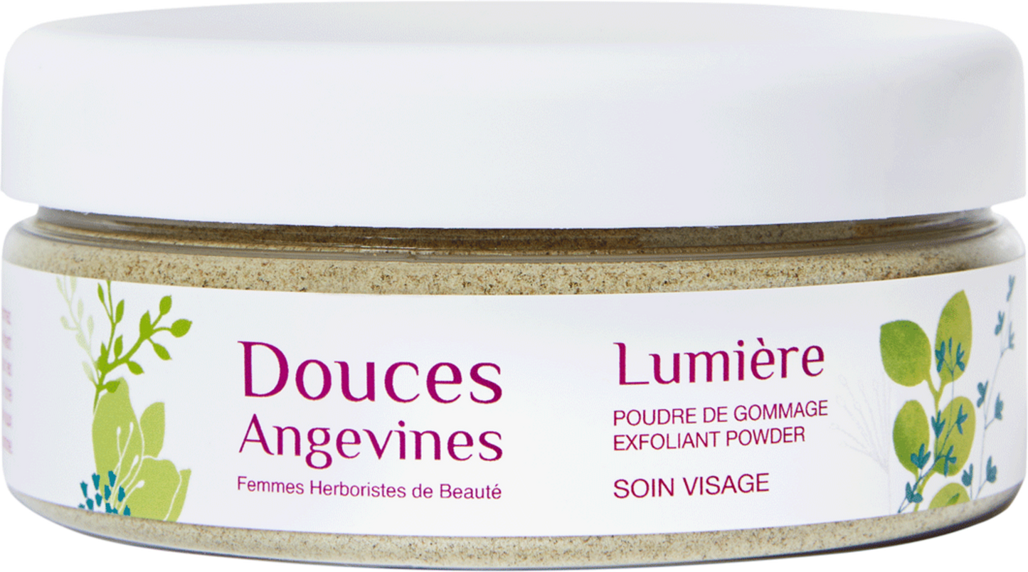 Douces Angevines Lumière Exfoliant Powder, peeling viso biologico delicato per una pelle luminosa e un'autostima rinnovata.