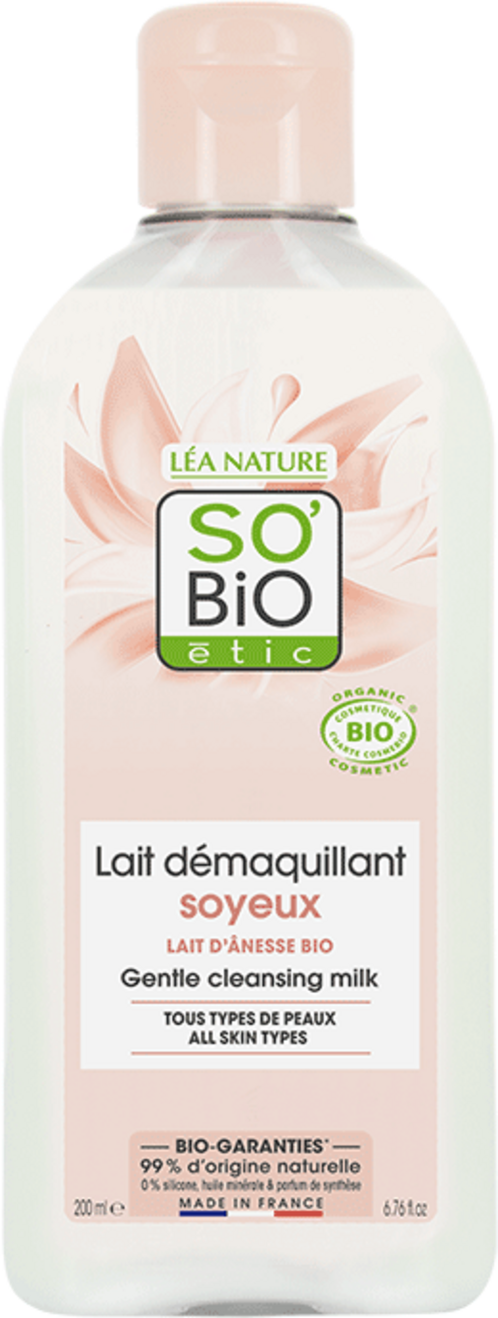 Latte detergente al latte d'asina LÉA NATURE SO BiO étic per pelle morbida e pulita, flacone da 200ml, su sfondo chiaro e naturale, con gocce d'acqua che richiamano la freschezza e la naturalità del prodotto. Immagine che esprime delicatezza e cura.