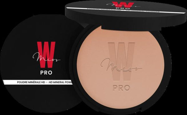 Cipria Minerale HD Miss W Pro 10 Light Beige con Olio di Argan Biologico per una finitura opaca naturale e un effetto soft focus. Perfetta per ogni tipo di pelle, cruelty-free e vegana. Celebra la tua bellezza reale con VeroBelloBio.