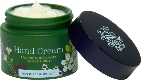 Crema mani naturale The Handmade Soap Company con essenze di lavanda, rosmarino e menta per idratare e nutrire la pelle secca. Prodotto vegano e unisex di VeroBelloBio.